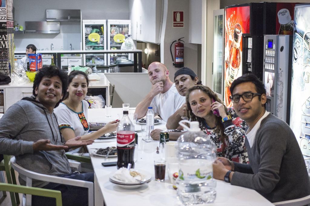Hola Hostal Eixample Barcelona Eksteriør bilde